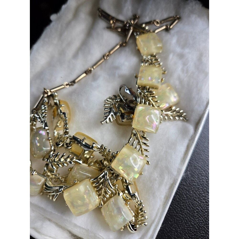 Vintage CORO Demi Parure Pale gold Confetti Thermoset Necklace Bracelet Earring - Picture 8 of 14